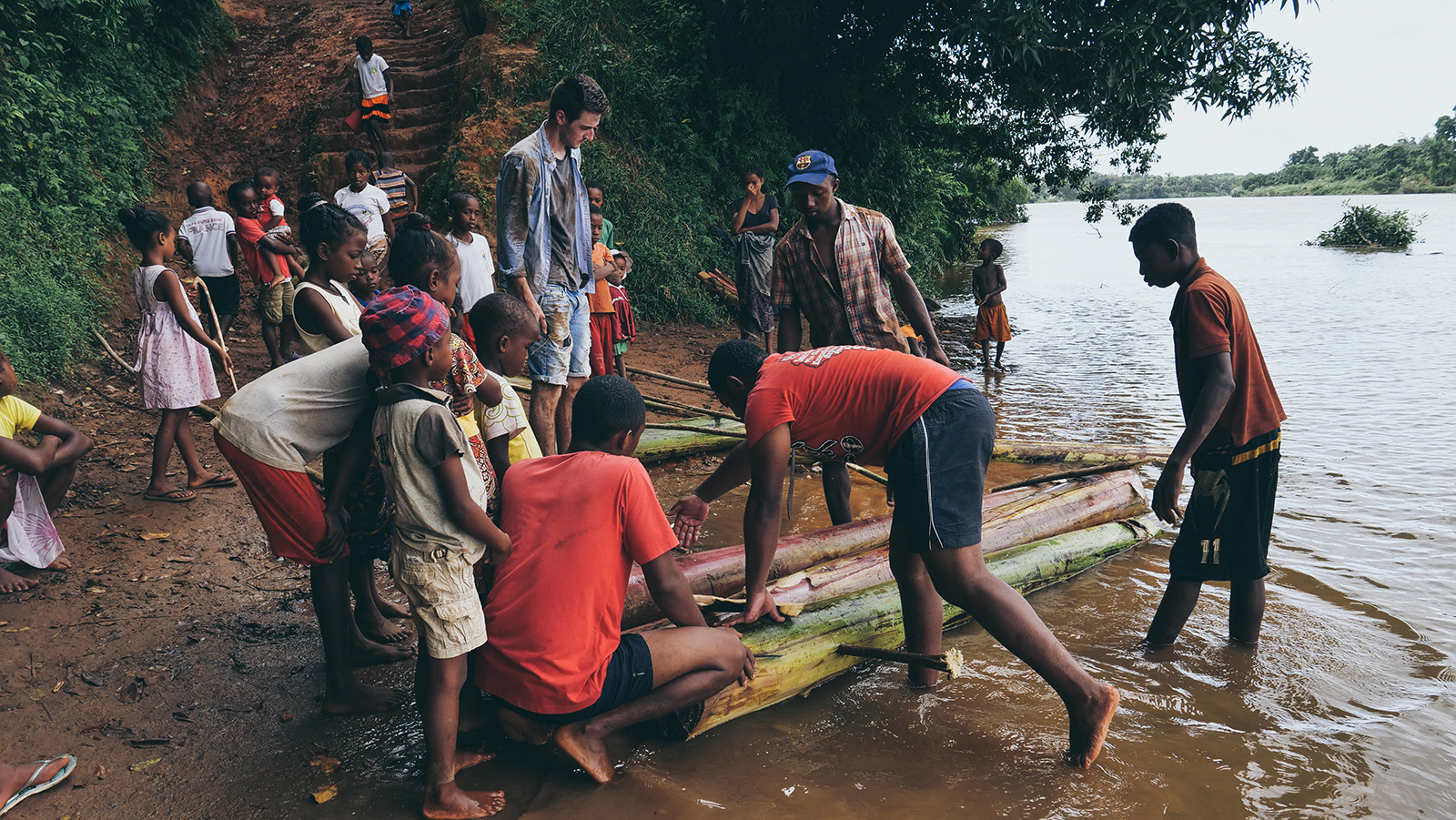On termine notre radeau avec l'aide du village