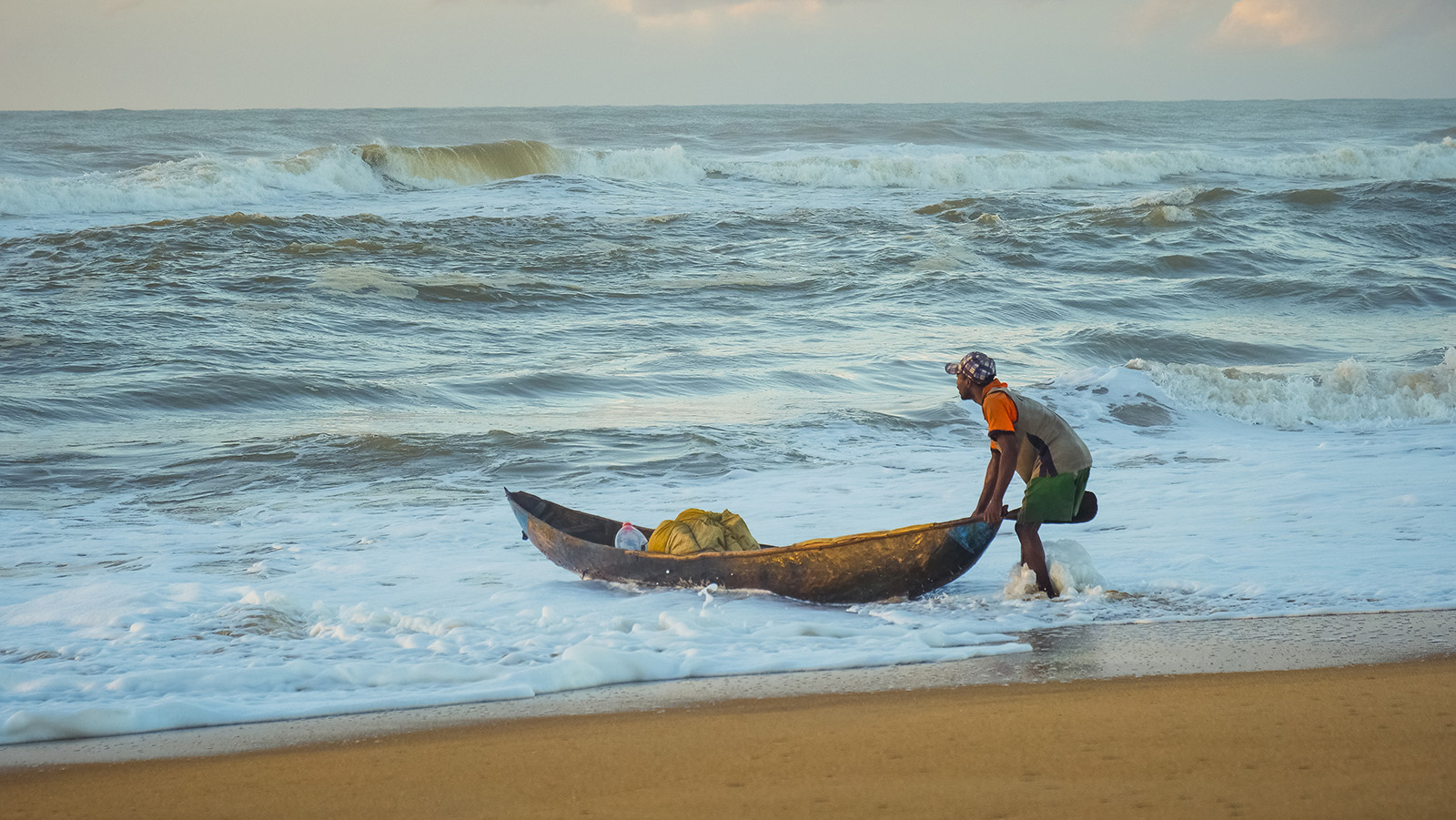 Un pêcheur et sa pirogue